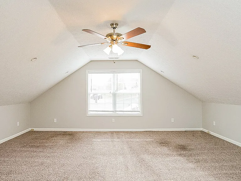 103 Rockton Ct — Photo 14