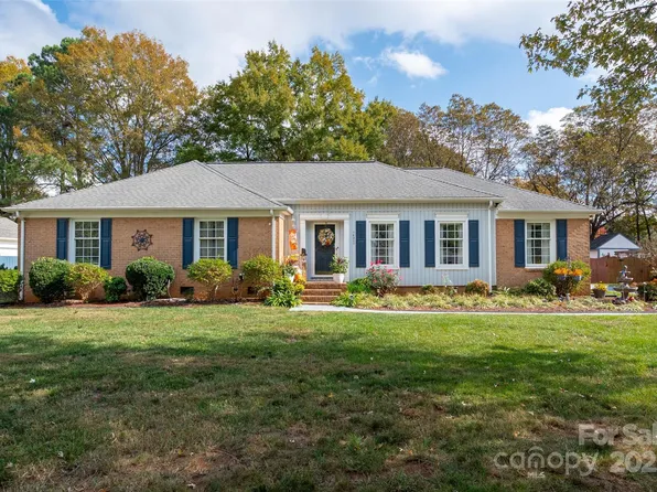 14200 Springwater Dr, Matthews, NC 28105