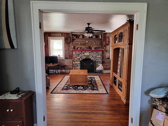 5th image of 159 E Walnut St