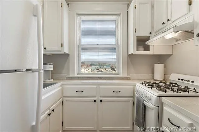 Melrose Apartments — Photo 11