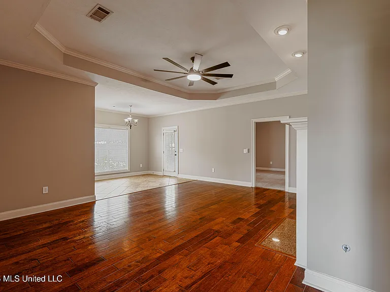 101 Sara Fox Dr — Photo 3
