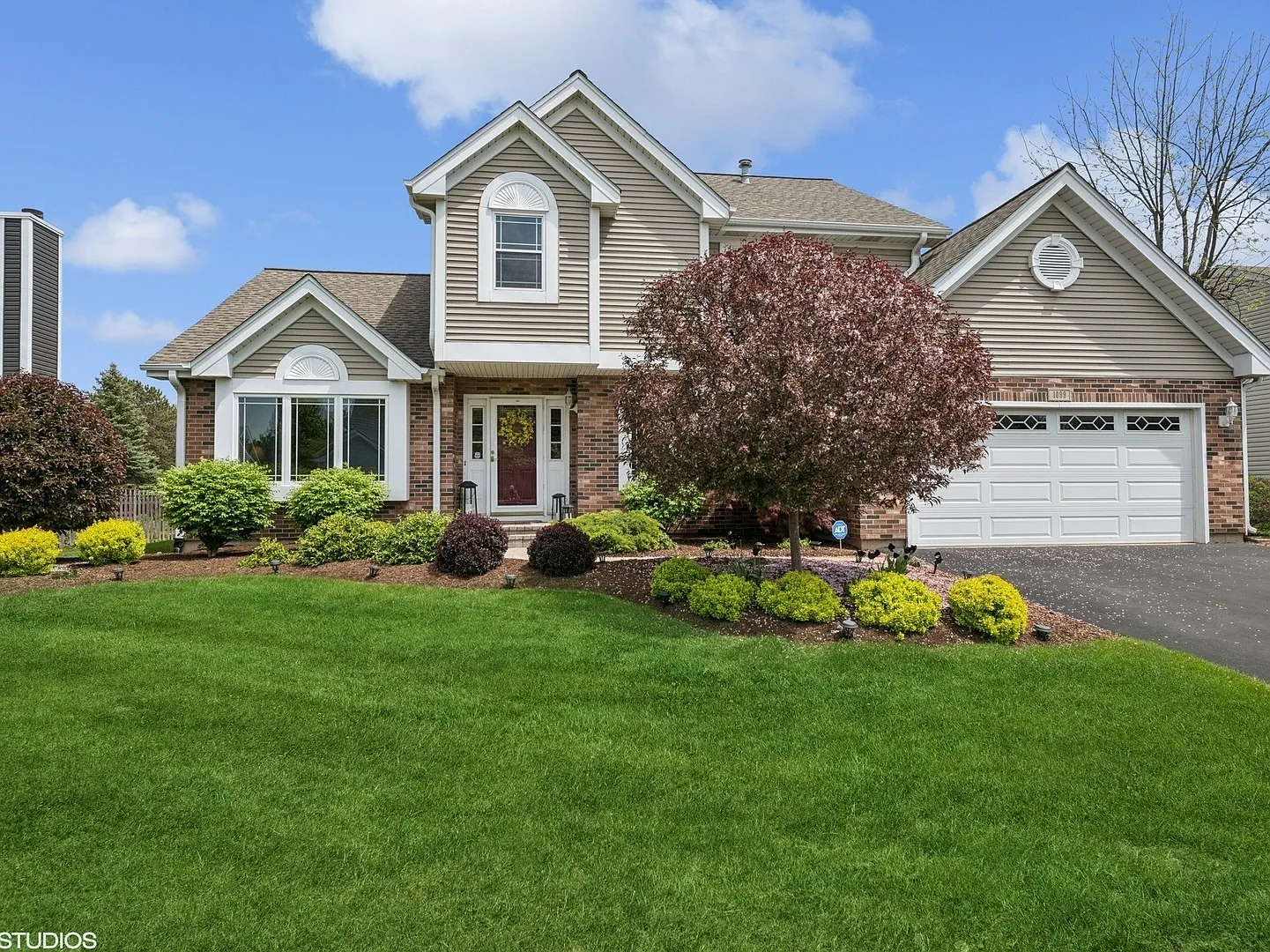1099 Berkshire Ln photo 1