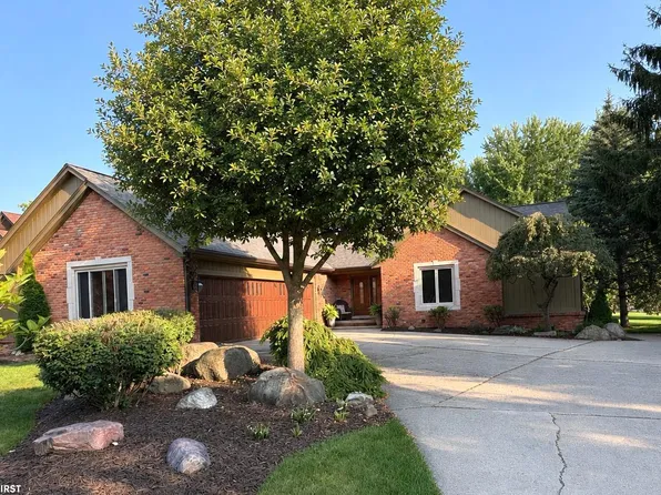 1734 Snowden Cir, Rochester Hills, MI 48306