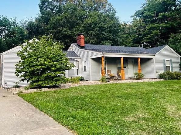 850 4th St, Carlyle, IL 62231