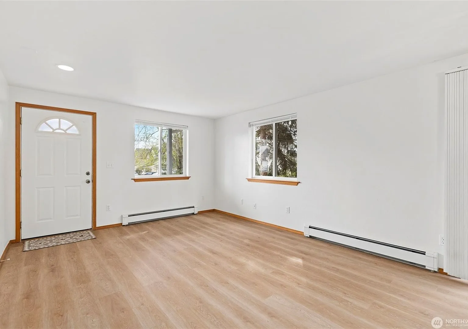 Bly - 2821-2823 Queen St. — Photo 4