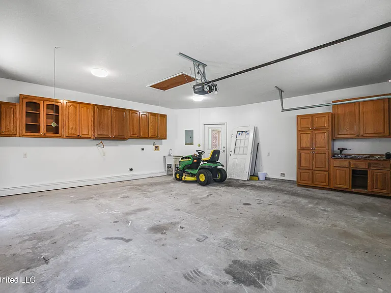 15301 Parker Rd — Photo 52