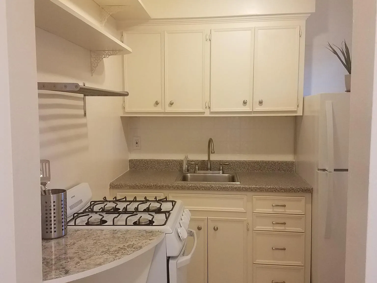 1031 Usener St — Photo 2