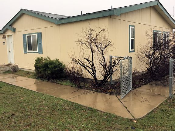 Fenced Yard with sidewalks!