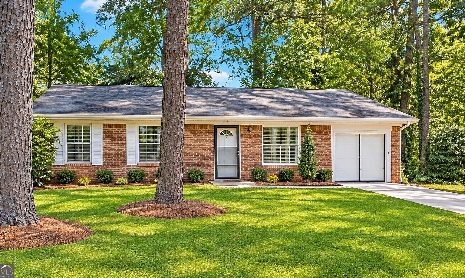 3 bed, 1.0 bath, 1250 sqft, $1,630 — Photo 1