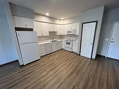Lake Drive Apartments — Photo 9