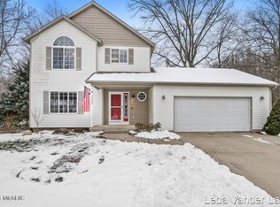 5789 Grand Oaks Dr NE, Comstock Park, MI 49321