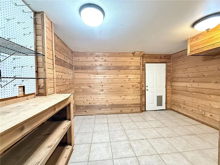 18033 Broadview — Photo 12
