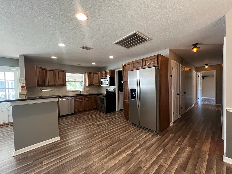 630 Queens Cir — Photo 7