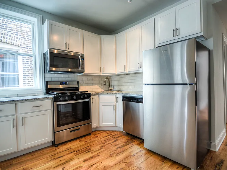 2111 N Western Ave #1R — Photo 3