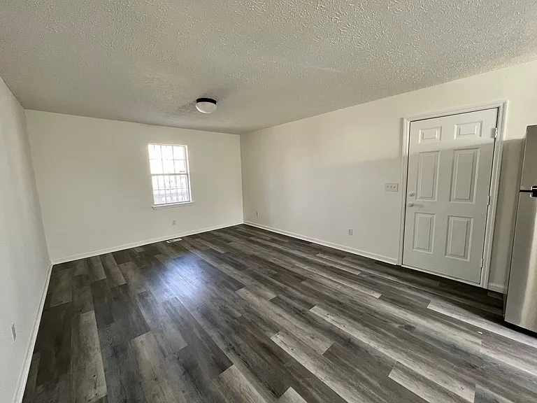 802 Aubrey Ave — Photo 4
