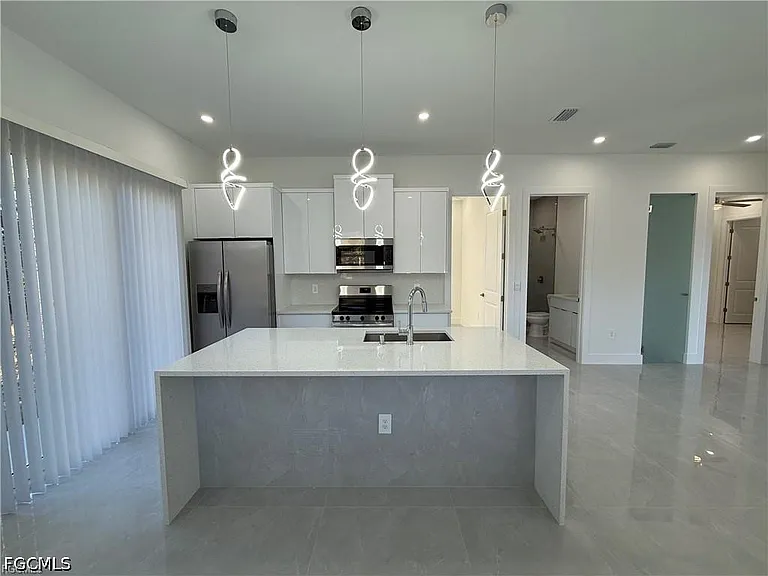 207 W 15th St — Photo 8