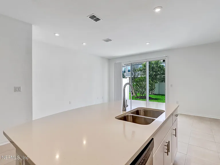 280 Anthony Dr — Photo 12