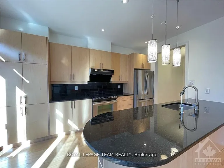 1189 Tischart Cres — Photo 11
