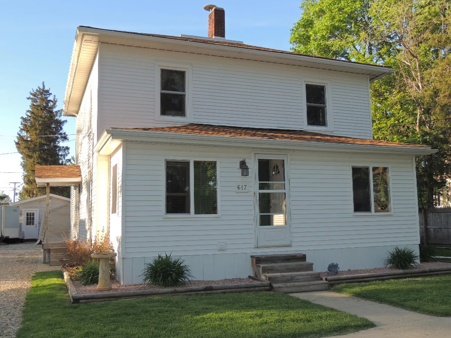 617 E Washington St photo 1