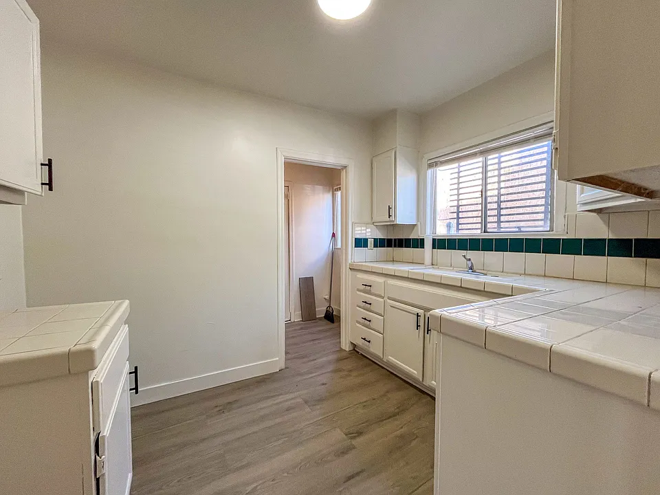 1450 W 39th St