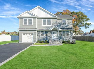 23 Roderick Rd, West Islip, NY 11795
