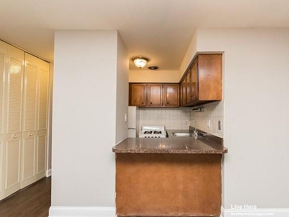 2nd image of 450 W Aldine Ave #2F