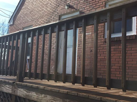 SIDE PORCH / DOOR OFF OF KITCHEN
