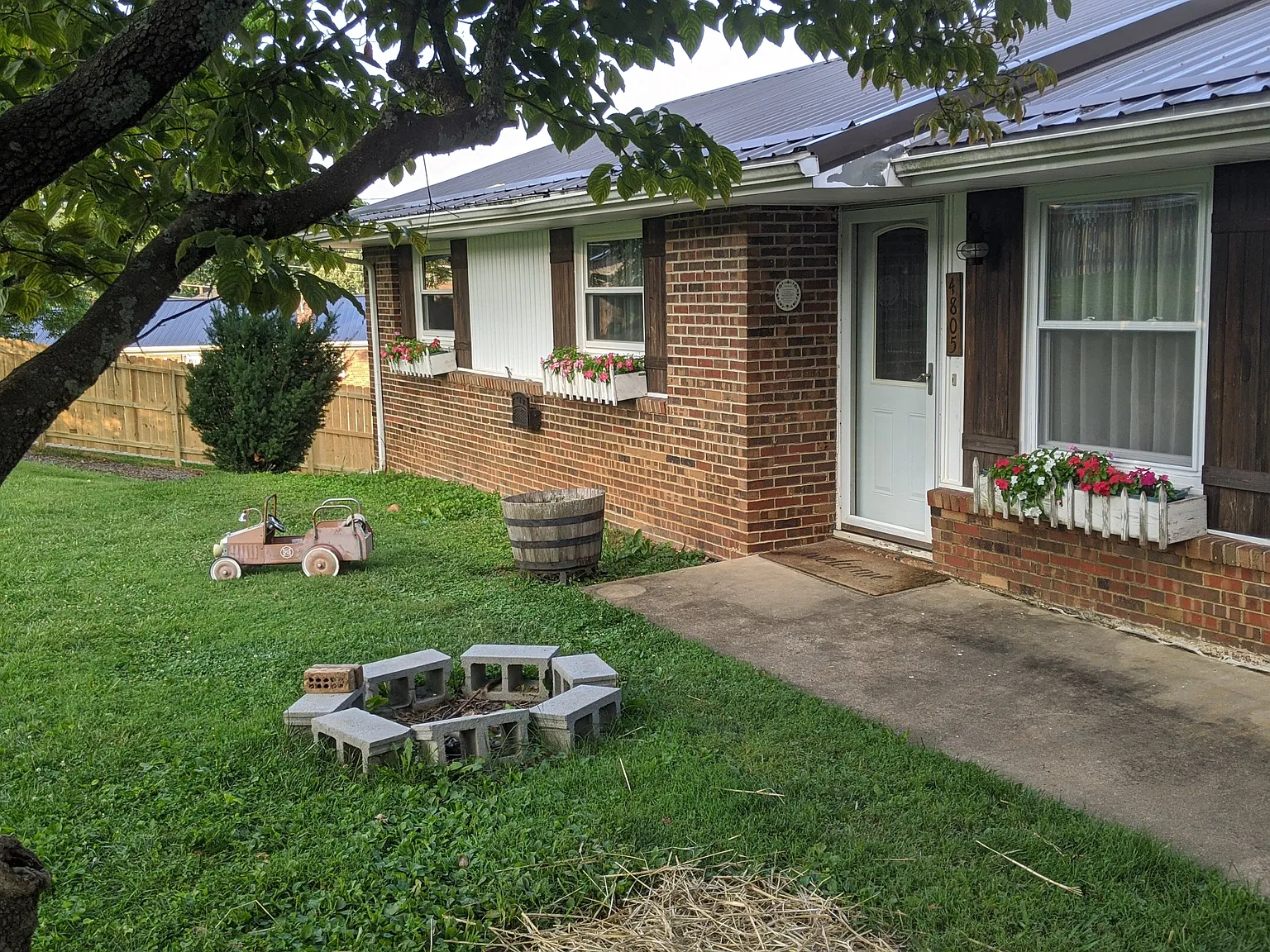 5 bed, 2000 sqft, $2,500 — Photo 2