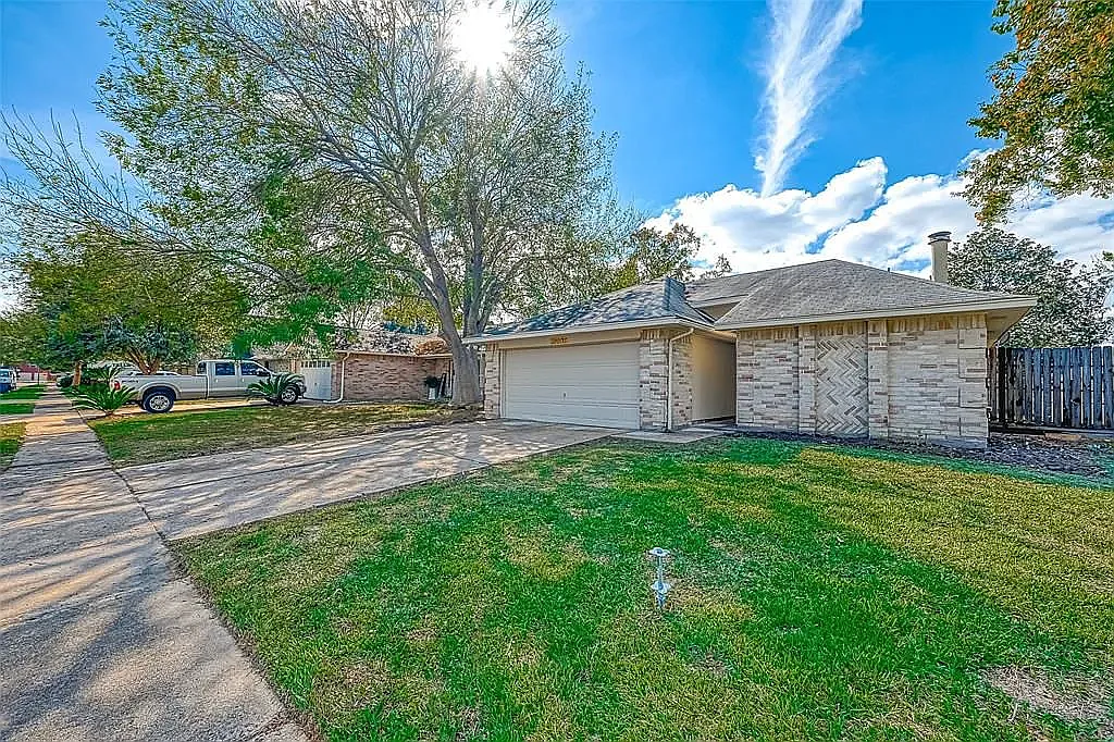 3 bed, 1096 sqft, $2,200 — Photo 2