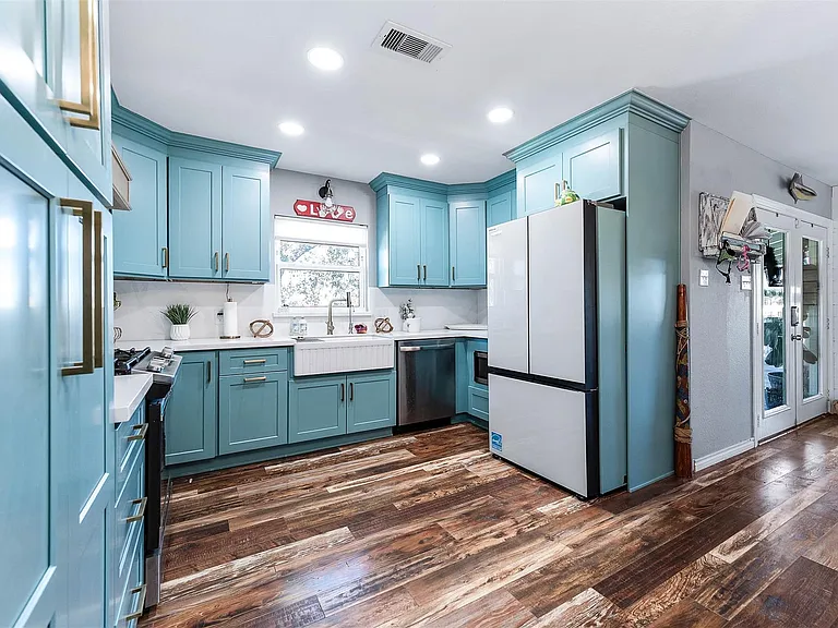 325 Ling St — Photo 6