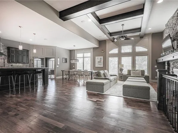 5713 Charlotte St, Shawnee, KS 66216