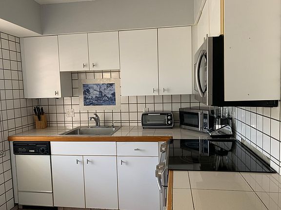 5th image of 2616 NE 30th Pl