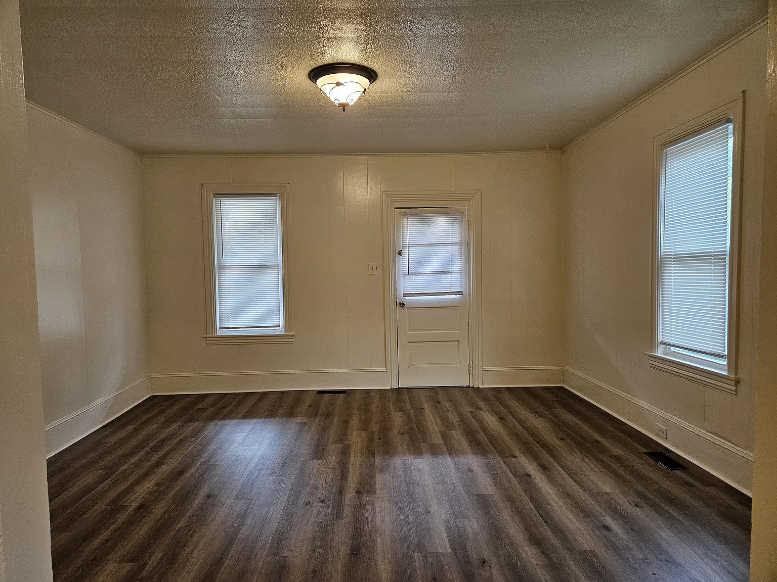 3 bed, 1075 sqft, $1,100 — Photo 2