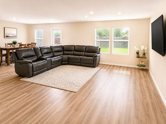 5th image of 1202 Lavaca Dr