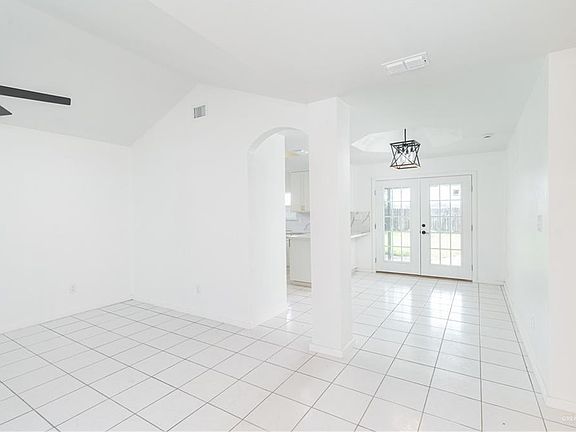 3rd image of 3107 N Edison Rd