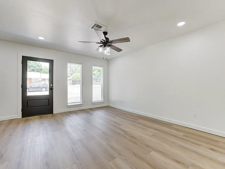2212 Donna Dr — Photo 34