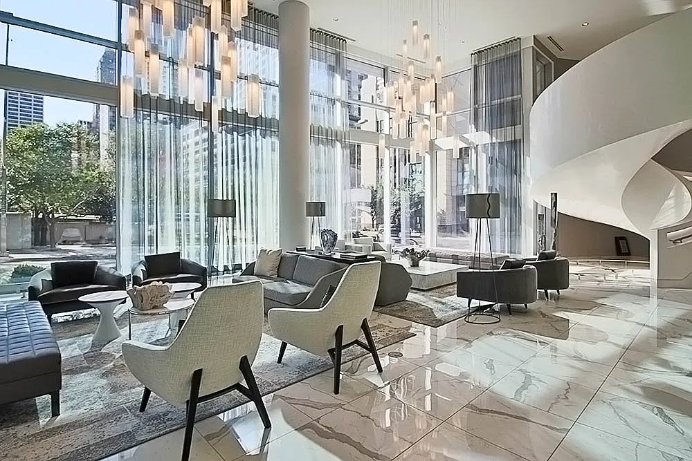 Streeterville Convertible - Heart of Chicago By The River — Photo 4
