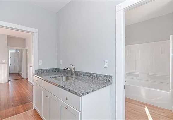 4th image of 148 Myrtle St #2