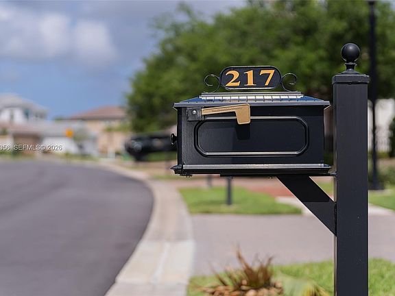 5th image of 217 SE Fascino Cir