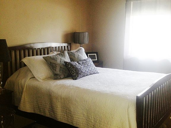 Bedroom (Queen Bed)