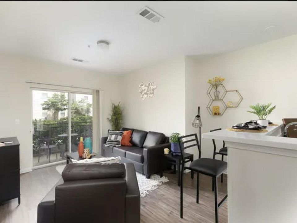 2nd image of 1400 3rd Ave S #402