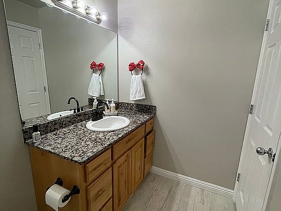 5th image of 1861 W Woodview Dr