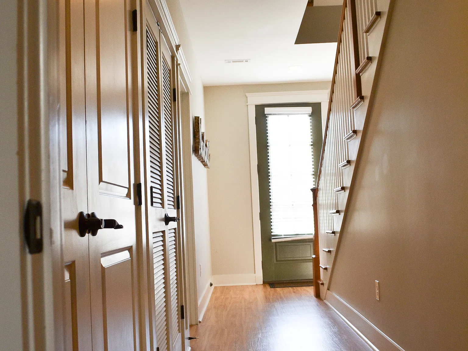4 bed, 4.5 bath, 2800 sqft, $3,200 — Photo 2