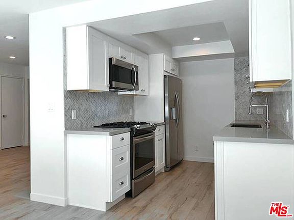 3rd image of 853 N Hayworth Ave APT 103