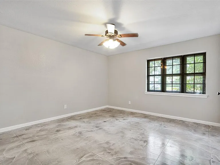 570 Roanoke Dr — Photo 13