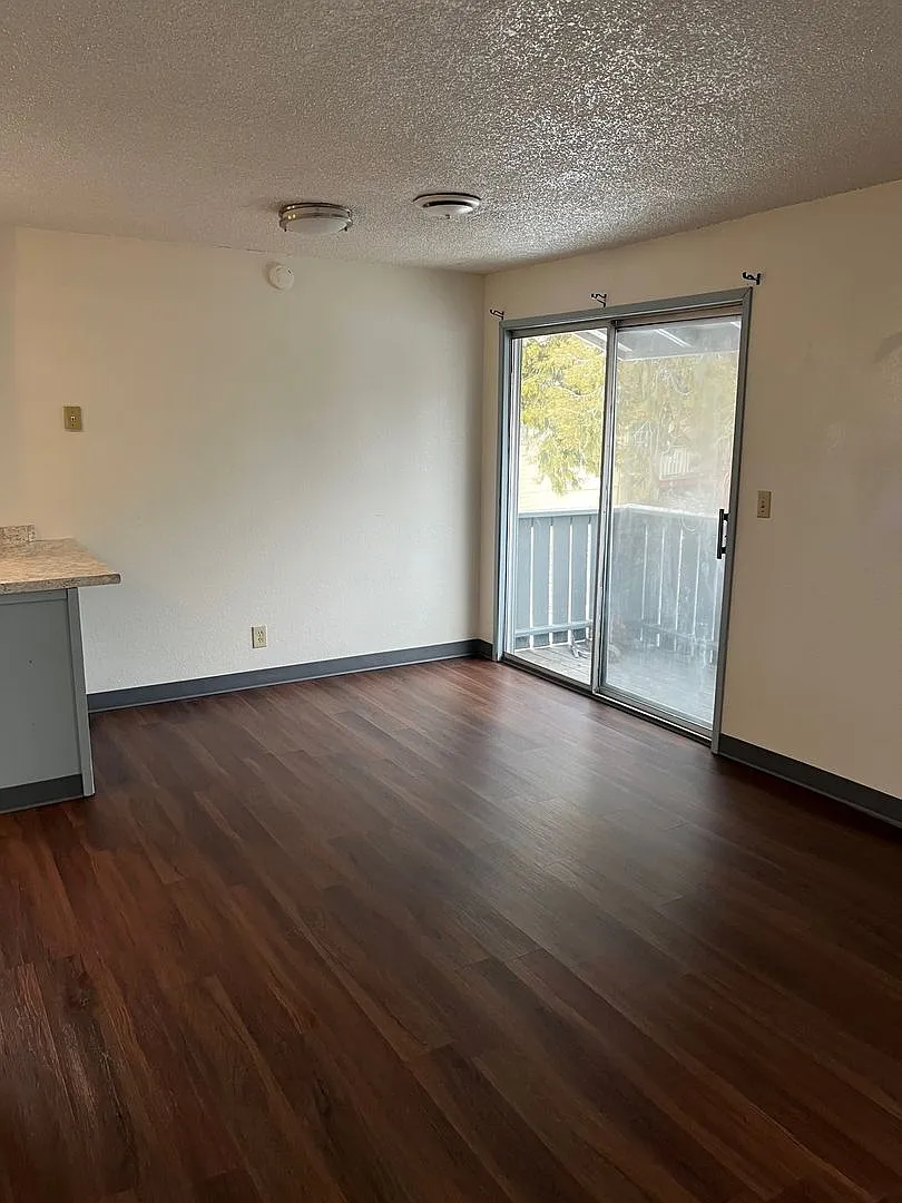 2 Bedroom, 1 Bathroom Upstairs Apartment - Moyina Heights — Photo 2
