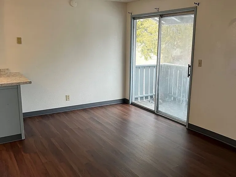 1904 Dawn Ct — Photo 2