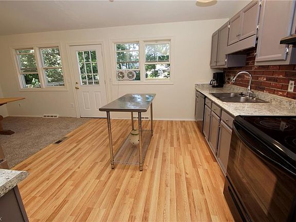 3rd image of 444 Marchmont Ct
