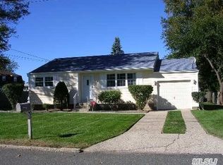 3 Hy Pl, Lake Grove, NY 11755