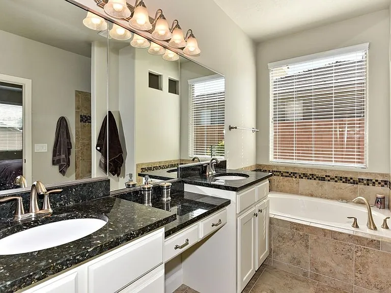 262 E Munich Dr — Photo 9